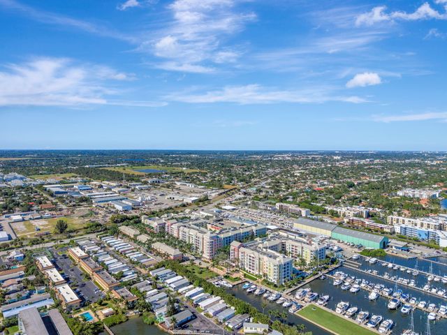802 W WINDWARD Way 303, Lantana, FL 33462