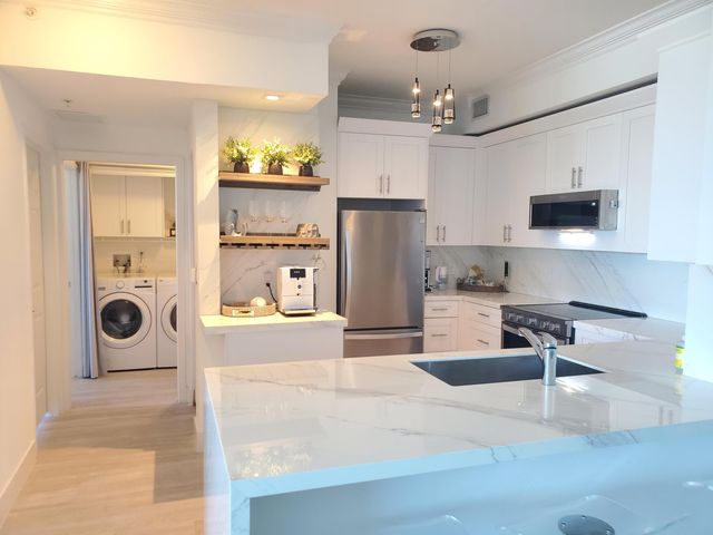 802 W WINDWARD Way 303, Lantana, FL 33462