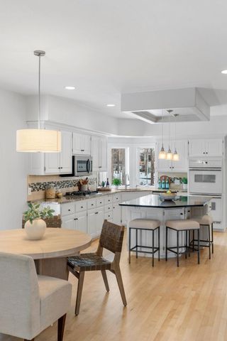 16105 37th Avenue N, Plymouth, MN 55446