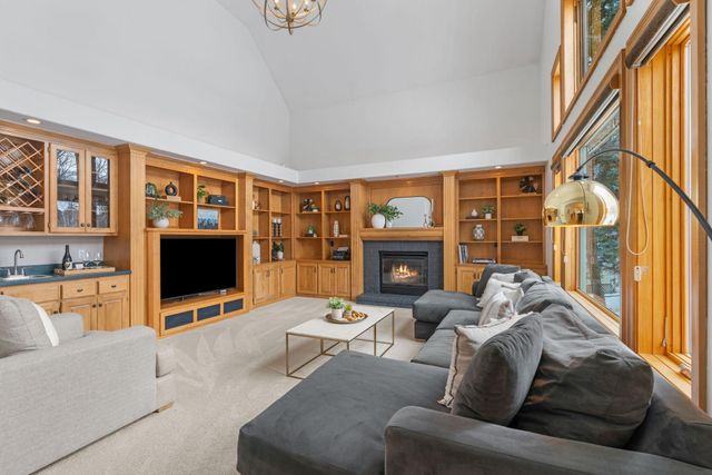 16105 37th Avenue N, Plymouth, MN 55446