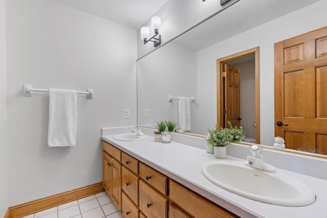 16105 37th Avenue N, Plymouth, MN 55446