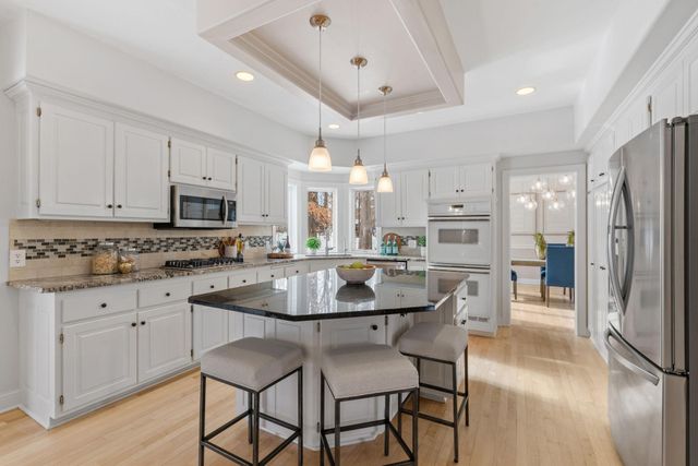 16105 37th Avenue N, Plymouth, MN 55446