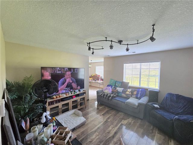 10609-11 E Maple Avenue, Peculiar, MO 64078