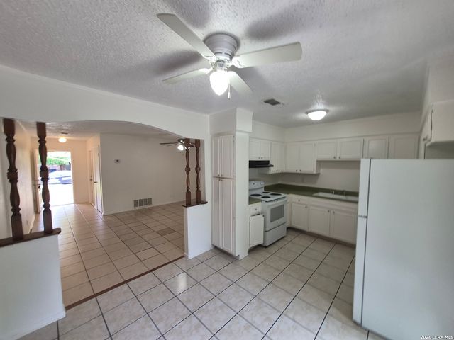 5735 Stiffkey Dr., San Antonio, TX 78228