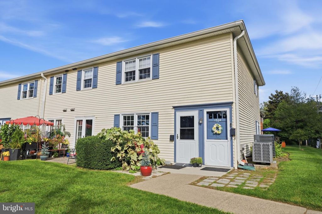 1504 YARDLEY CMNS, YARDLEY, PA 19067 — exterior