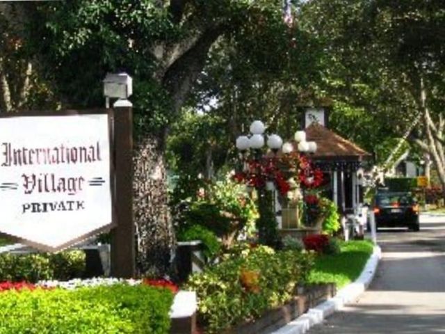 3670 Inverrary Dr, Lauderhill, FL 33319