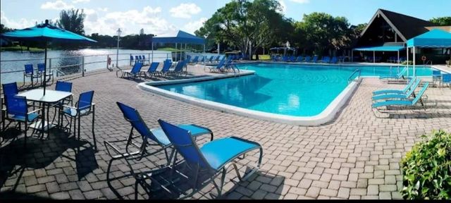 3670 Inverrary Dr, Lauderhill, FL 33319