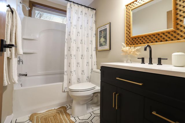 1920 53rd Avenue S, Fargo, ND 58104