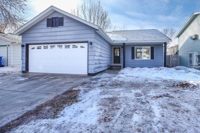 1920 53rd Avenue S, Fargo, ND 58104