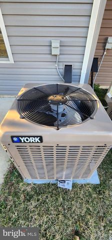 104 COMMERCE CENTER DR, Sicklerville, NJ 08081