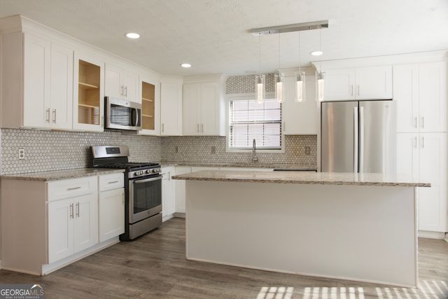 3325 Estate Lake Drive, Fairburn, GA 30213