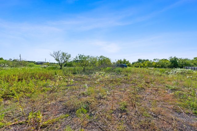 296 E Ridge LN, Niederwald, TX 78640
