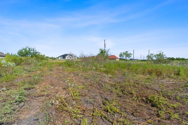 296 E Ridge LN, Niederwald, TX 78640