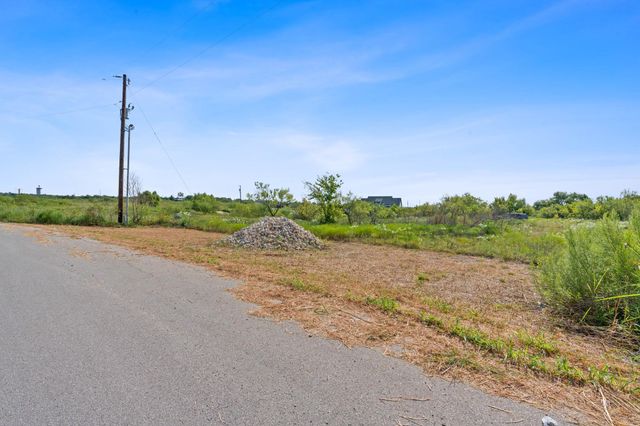296 E Ridge LN, Niederwald, TX 78640