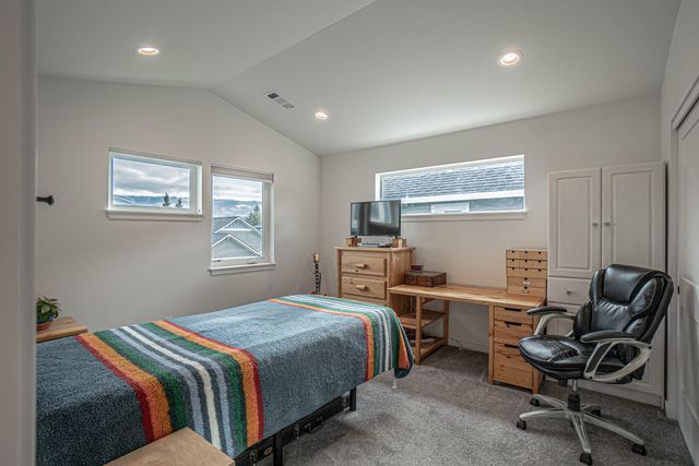 256 Rockfellow Place, Talent, OR 97540