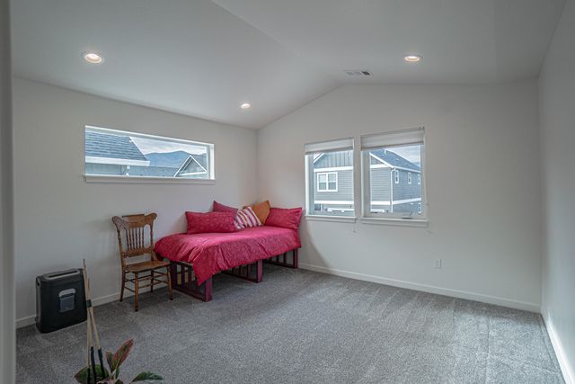 256 Rockfellow Place, Talent, OR 97540