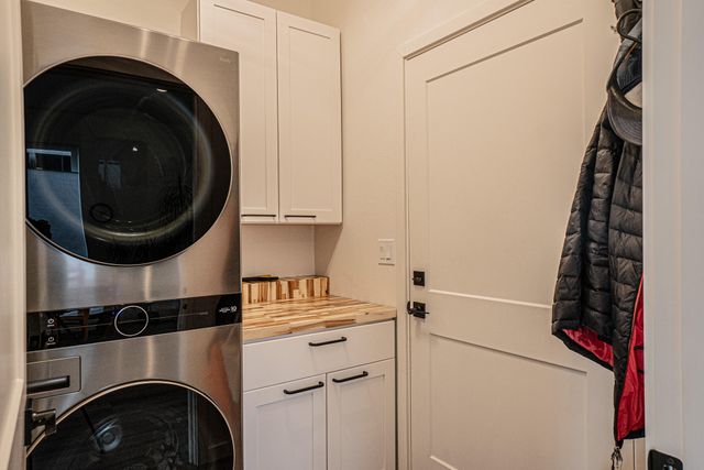 256 Rockfellow Place, Talent, OR 97540