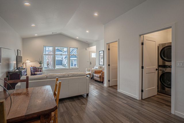 256 Rockfellow Place, Talent, OR 97540