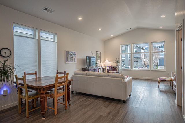 256 Rockfellow Place, Talent, OR 97540