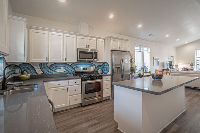 256 Rockfellow Place, Talent, OR 97540