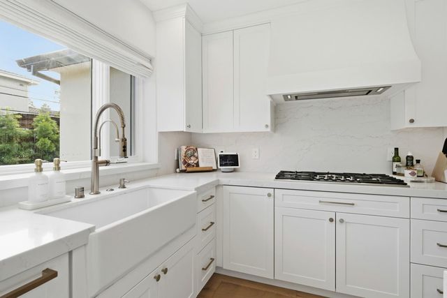 1129 Clovelly Lane, Burlingame, CA 94010