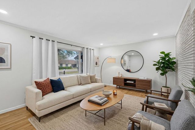 210 N Summit Street, Red Oak, TX 75154