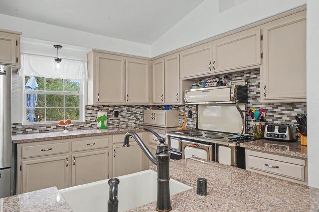 5757 Thornicroft Dr, Valley Springs, CA 95252