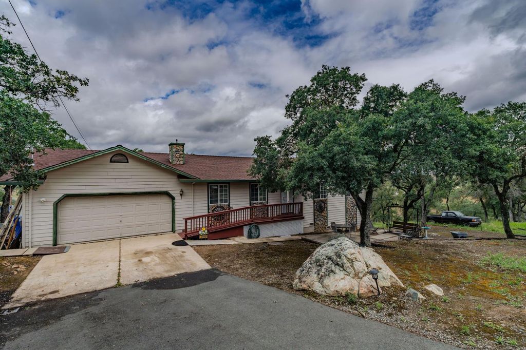 5757 Thornicroft Dr, Valley Springs, CA 95252