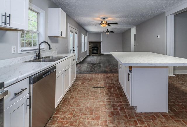 108 Trapper LN, Vinton, VA 24179