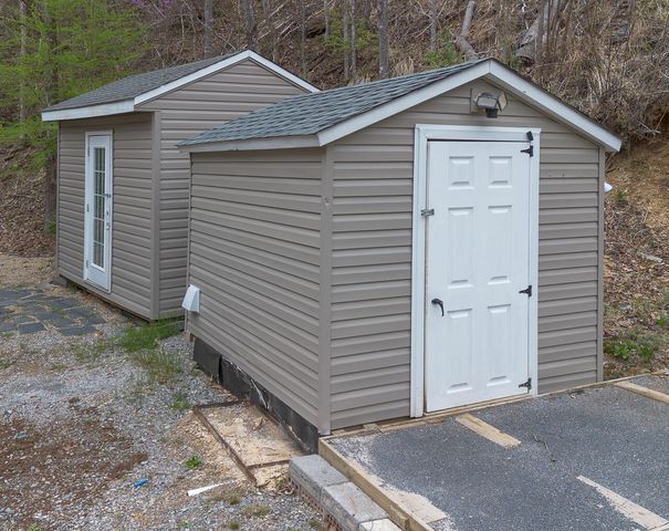 108 Trapper LN, Vinton, VA 24179