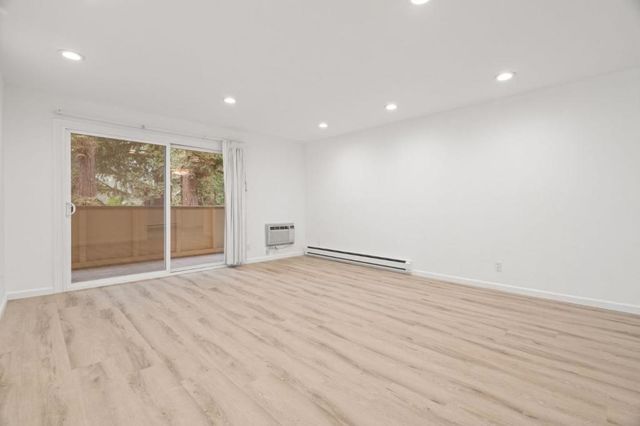 1033 Crestview Drive 207, Mountain View, CA 94040