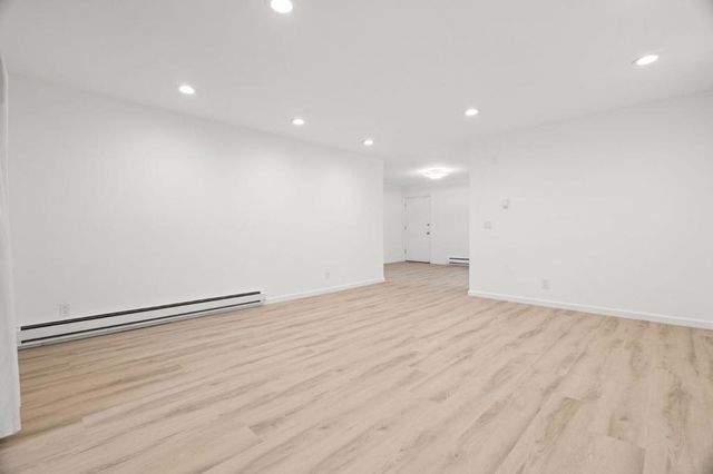 1033 Crestview Drive 207, Mountain View, CA 94040