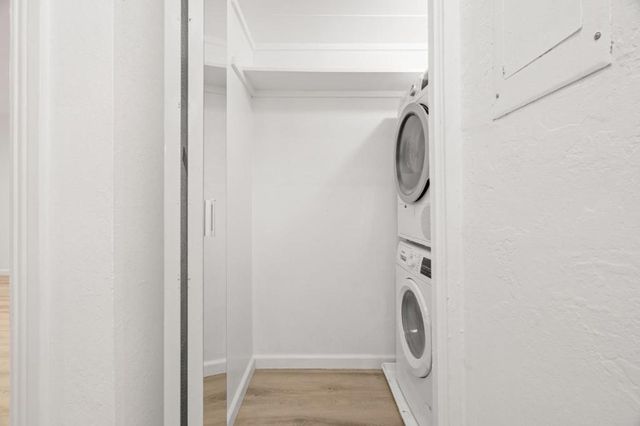 1033 Crestview Drive 207, Mountain View, CA 94040