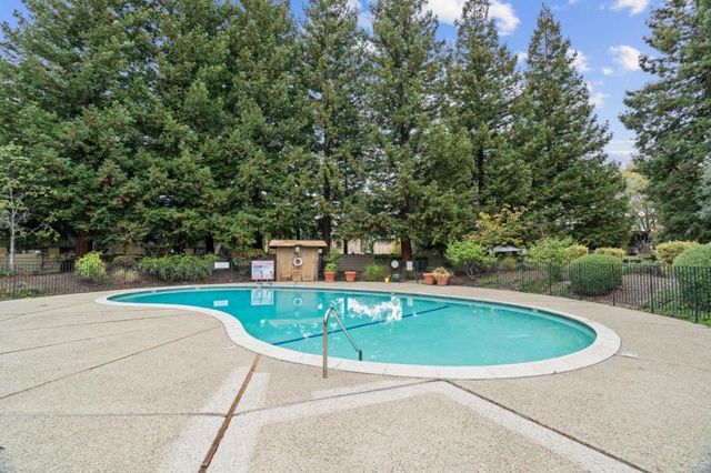 1033 Crestview Drive 207, Mountain View, CA 94040