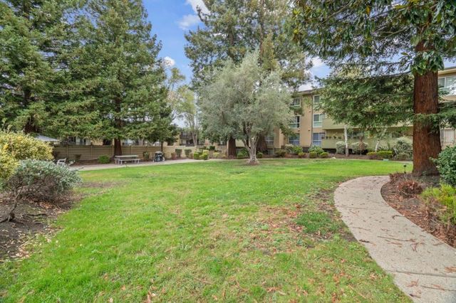 1033 Crestview Drive 207, Mountain View, CA 94040