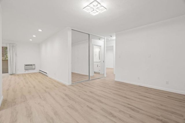 1033 Crestview Drive 207, Mountain View, CA 94040