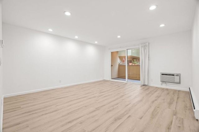 1033 Crestview Drive 207, Mountain View, CA 94040