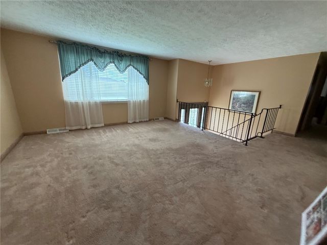 2805 Knights Ct, Lower Burrell, PA 15068