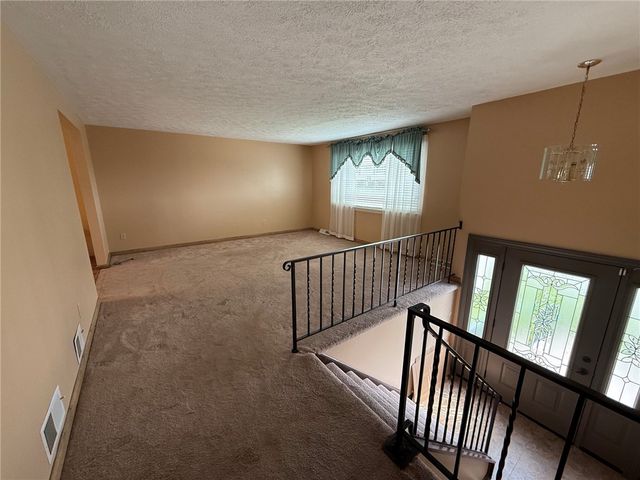 2805 Knights Ct, Lower Burrell, PA 15068