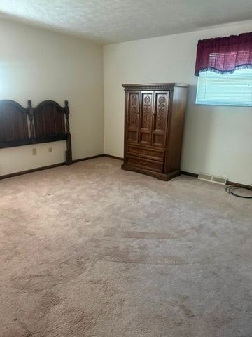 2805 Knights Ct, Lower Burrell, PA 15068