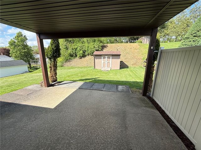 2805 Knights Ct, Lower Burrell, PA 15068