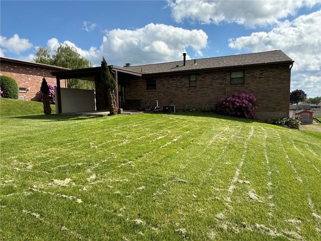 2805 Knights Ct, Lower Burrell, PA 15068