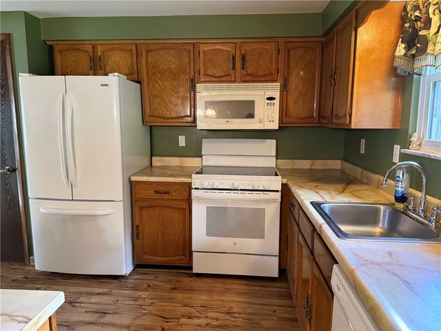 2805 Knights Ct, Lower Burrell, PA 15068