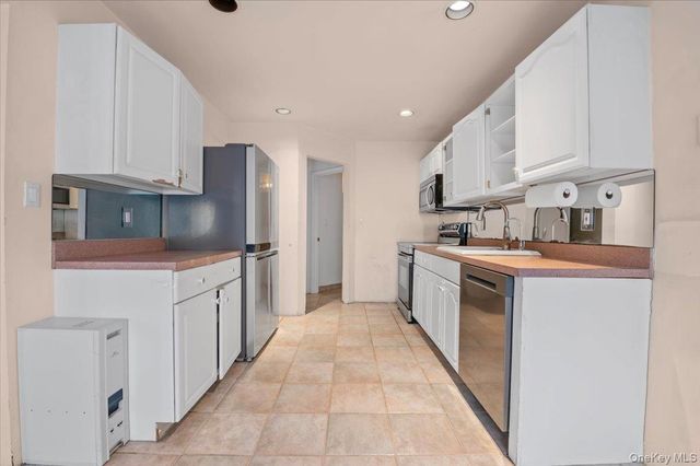 205 Fairfield Drive E, Holbrook, NY 11741