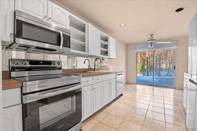 205 Fairfield Drive E, Holbrook, NY 11741