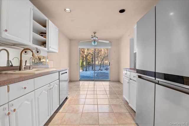 205 Fairfield Drive E, Holbrook, NY 11741