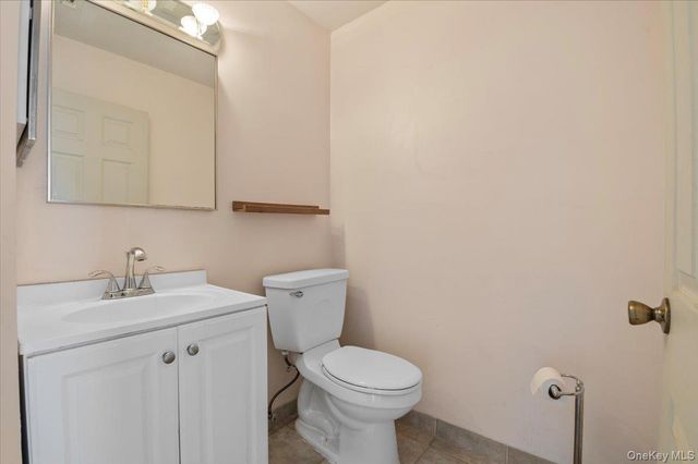 205 Fairfield Drive E, Holbrook, NY 11741