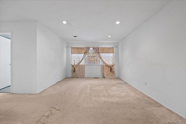 205 Fairfield Drive E, Holbrook, NY 11741