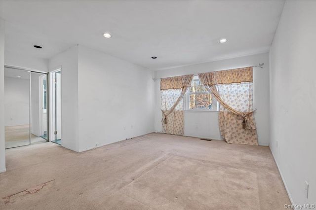 205 Fairfield Drive E, Holbrook, NY 11741