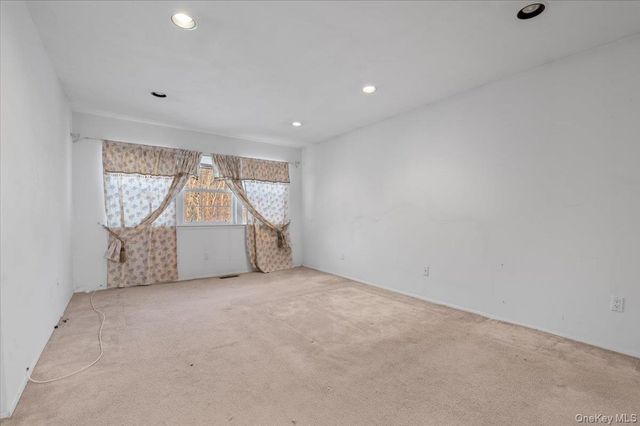 205 Fairfield Drive E, Holbrook, NY 11741